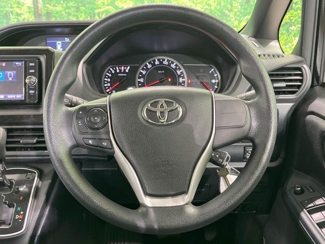 Toyota Voxy 11