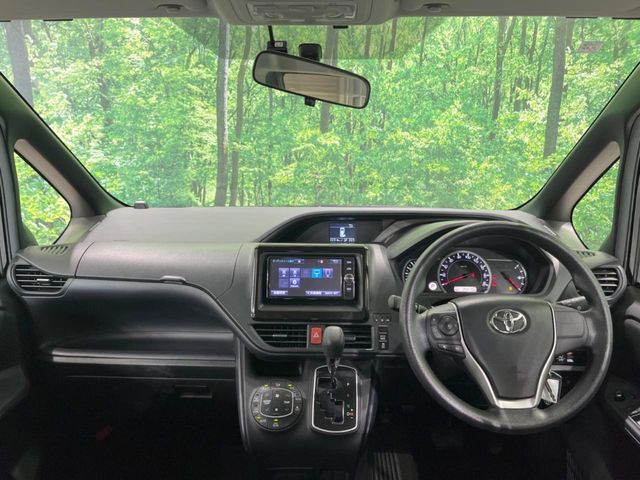Toyota Voxy 2
