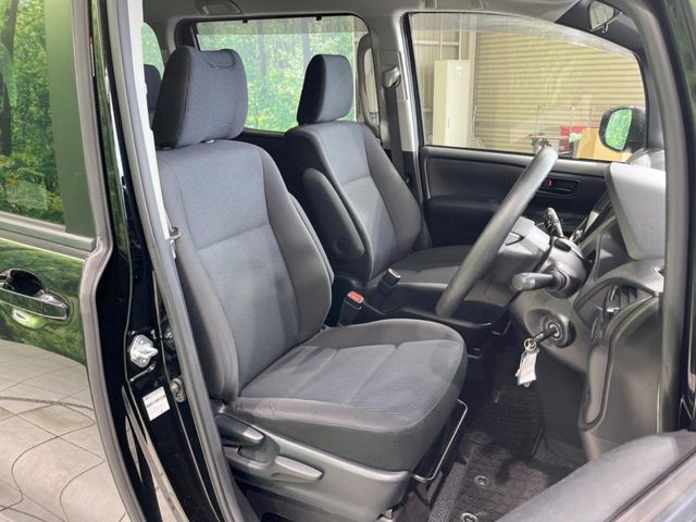 Toyota Voxy 8