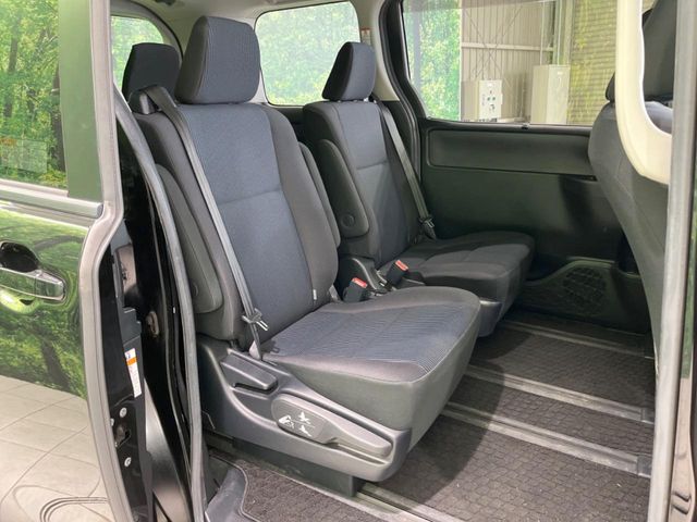 Toyota Voxy 9