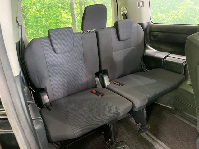 Toyota Voxy 10