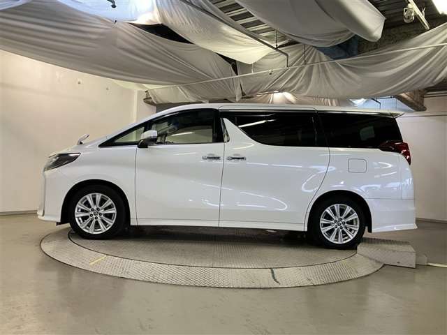 Toyota Alphard 4