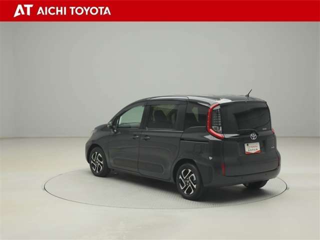 Toyota Sienta 4