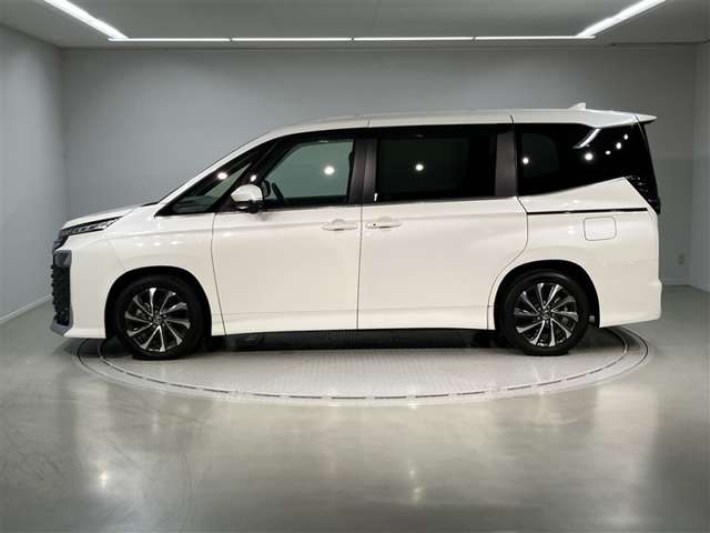 Toyota Voxy 3