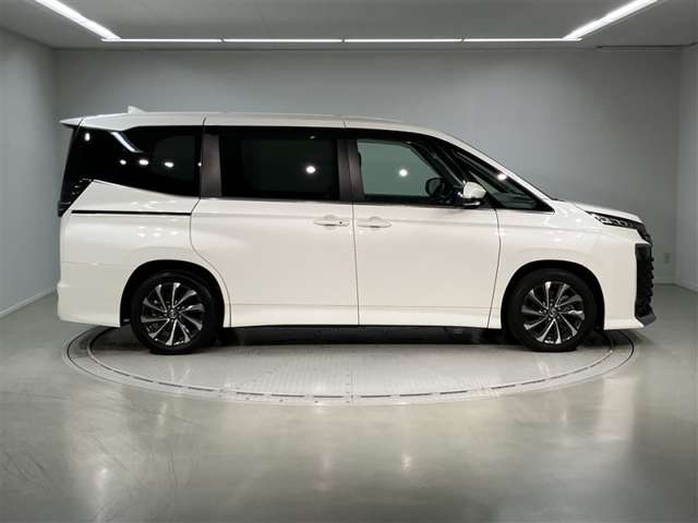 Toyota Voxy 4