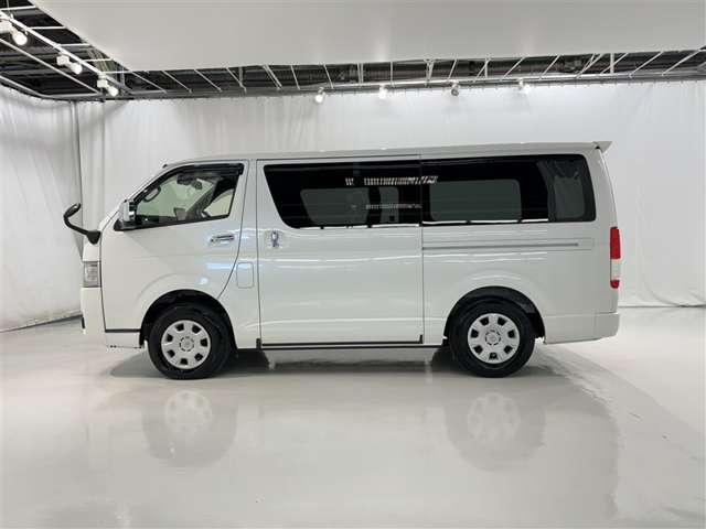 Toyota Hiace Van 4