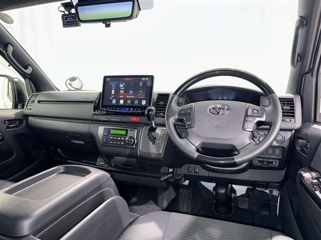 Toyota Hiace Van 8