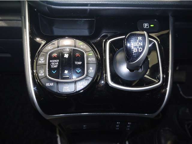 Toyota Voxy 11