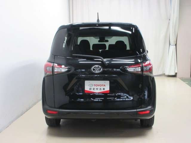 Toyota Sienta 5