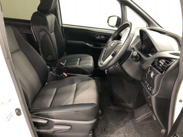 Toyota Voxy 11