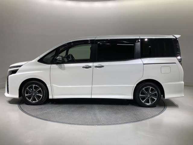 Toyota Voxy 3