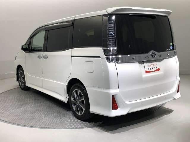 Toyota Voxy 4