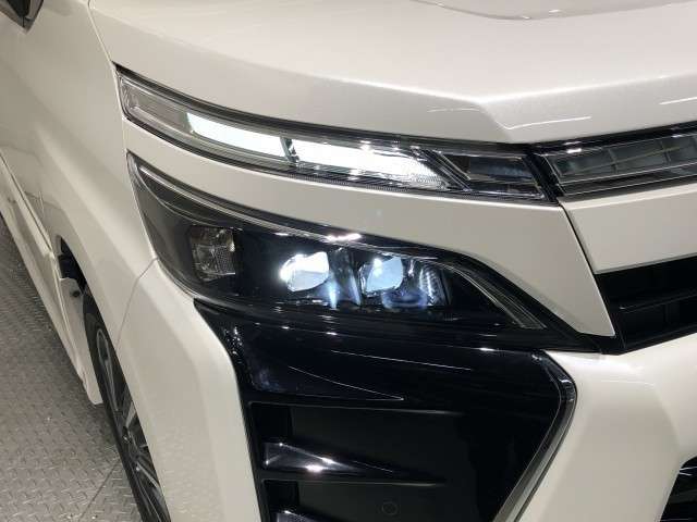 Toyota Voxy 8
