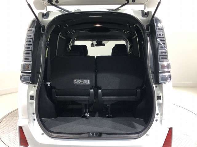 Toyota Voxy 10