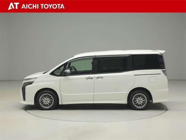 Toyota Voxy 3