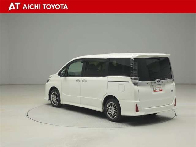 Toyota Voxy 4