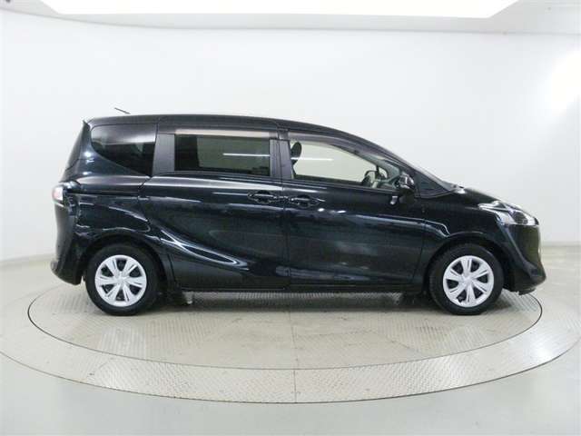 Toyota Sienta 4