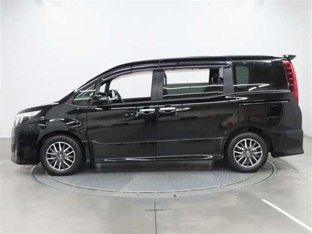 Toyota Noah 4