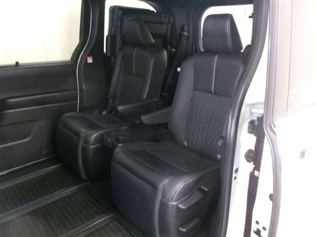 Toyota Noah 11