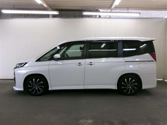 Toyota Noah 3