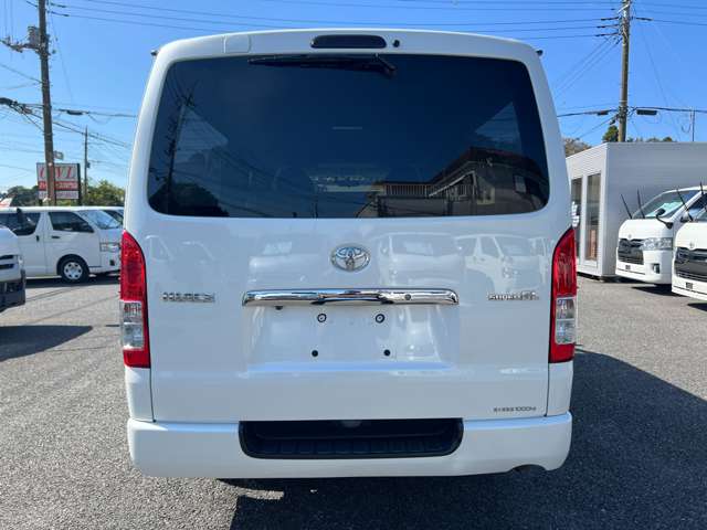 Toyota Hiace Van 11