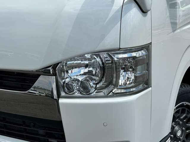 Toyota Hiace Van 4