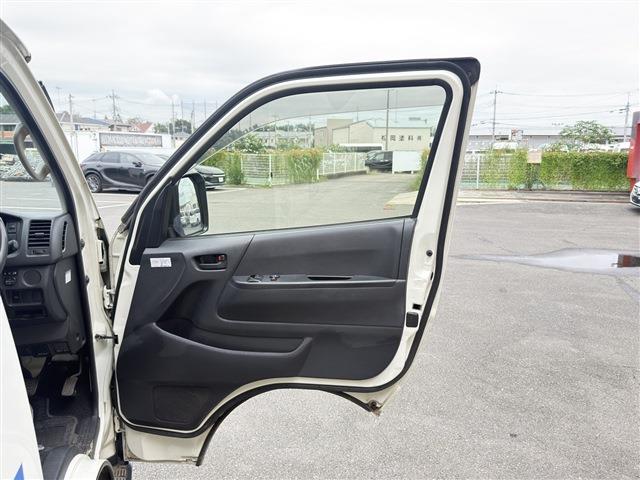 Toyota Hiace Van 12