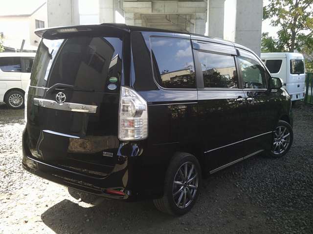Toyota Voxy 2