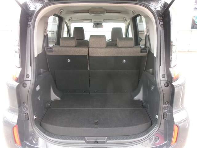 Toyota Sienta 11