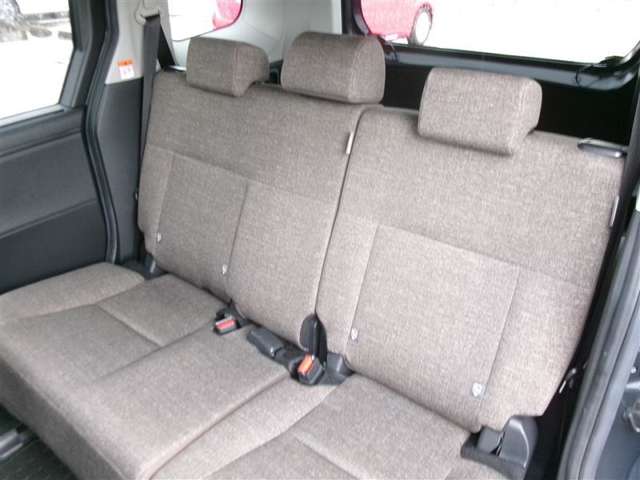 Toyota Sienta 10