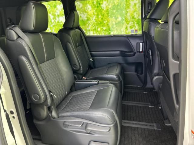 Toyota Noah 7