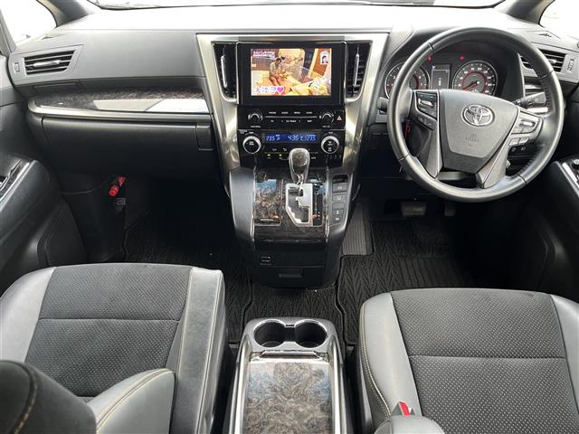Toyota Alphard 3