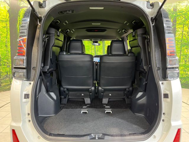 Toyota Voxy 11