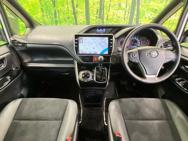 Toyota Voxy 2