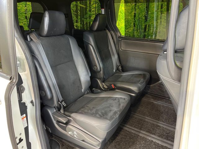 Toyota Voxy 9