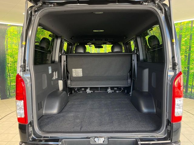 Toyota Hiace Van 10