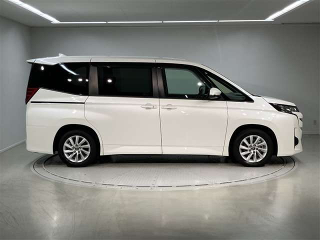 Toyota Noah 3