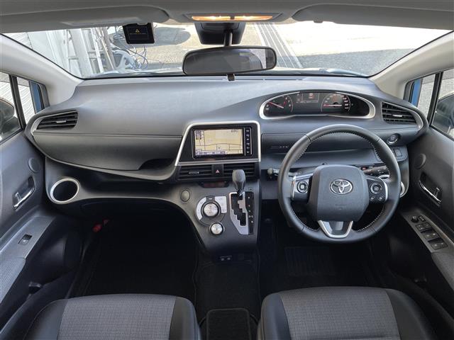 Toyota Sienta 3