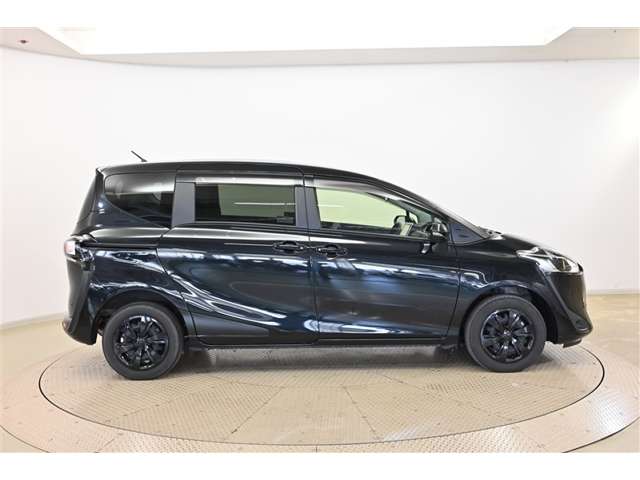 Toyota Sienta 4
