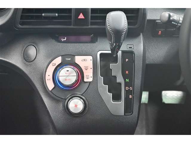 Toyota Sienta 8