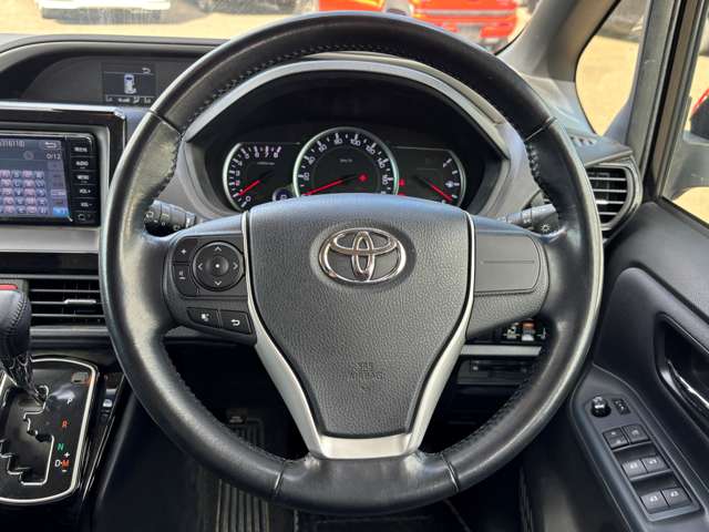 Toyota Voxy 8