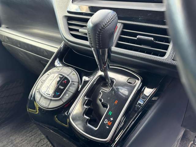 Toyota Voxy 9
