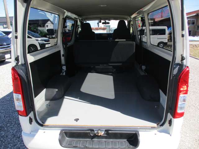 Toyota Hiace Van 11