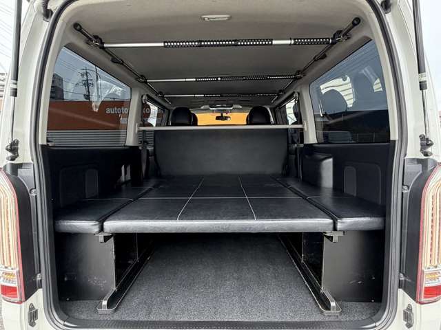 Toyota Hiace Van 11