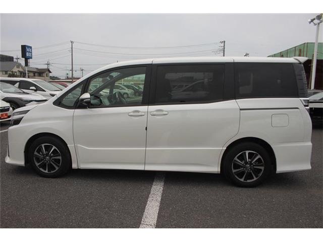 Toyota Voxy 11
