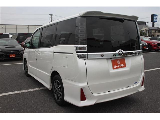 Toyota Voxy 12