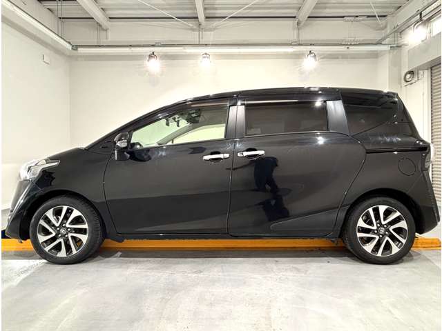 Toyota Sienta 4