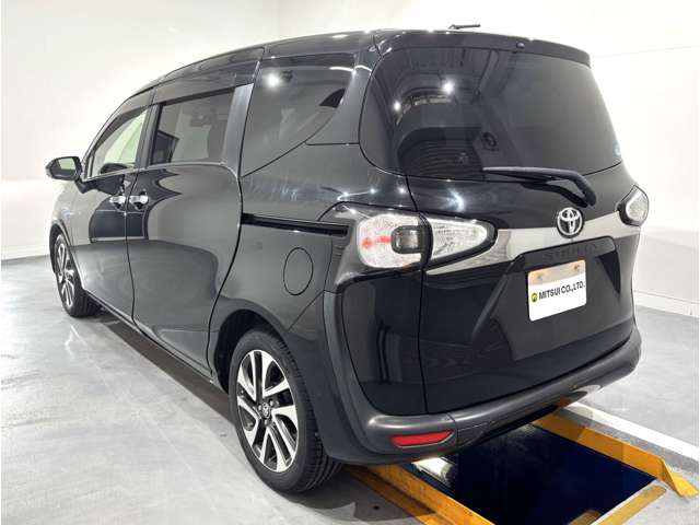 Toyota Sienta 5