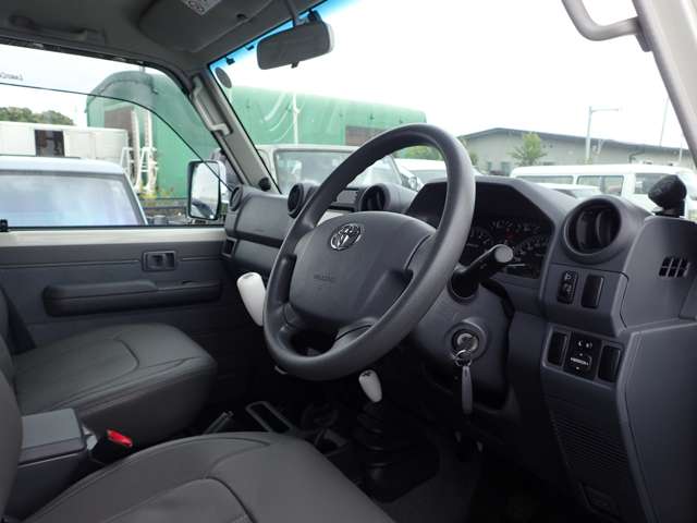 Toyota Land Cruiser 70 Pickup 12