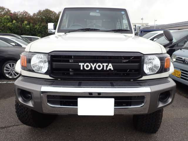 Toyota Land Cruiser 70 Pickup 2